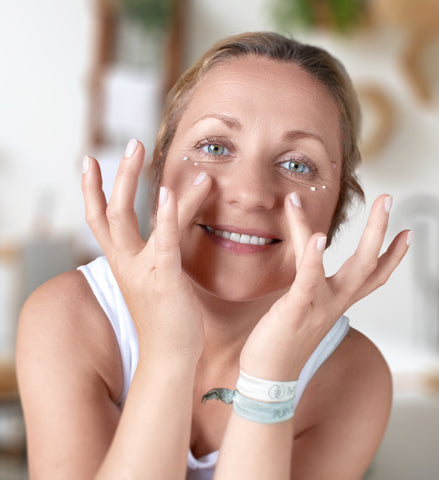 Ein kleiner Tropfen genügt um die trockene Haut um die Augen mit Feuchtigkeit und wertvollen Ölen zu versorgen.