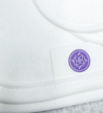 zur Gesichtsreinigung optimal. Anwendung: mit lauwarmen Wasser feucht machen und sanft das Gesicht von dem Reinigungsschaum befreien.