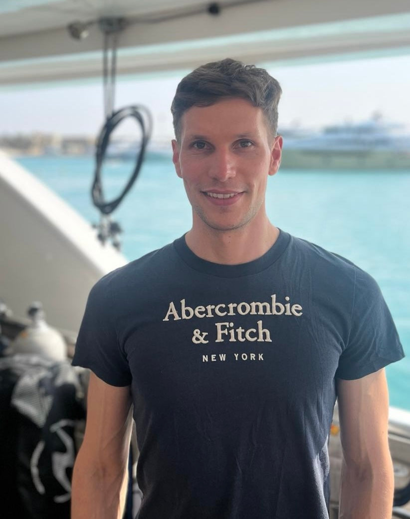 männlicher Kunde sehr zufrieden mit Beratung und Empfehlung der Produkte