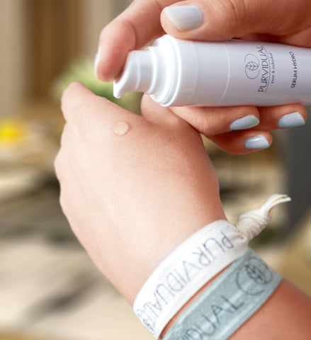 Ein Serum versorgt die Haut mit dem, was sie braucht.