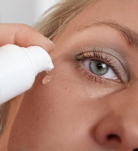 Ein Serum versorgt die Haut mit dem, was sie braucht.