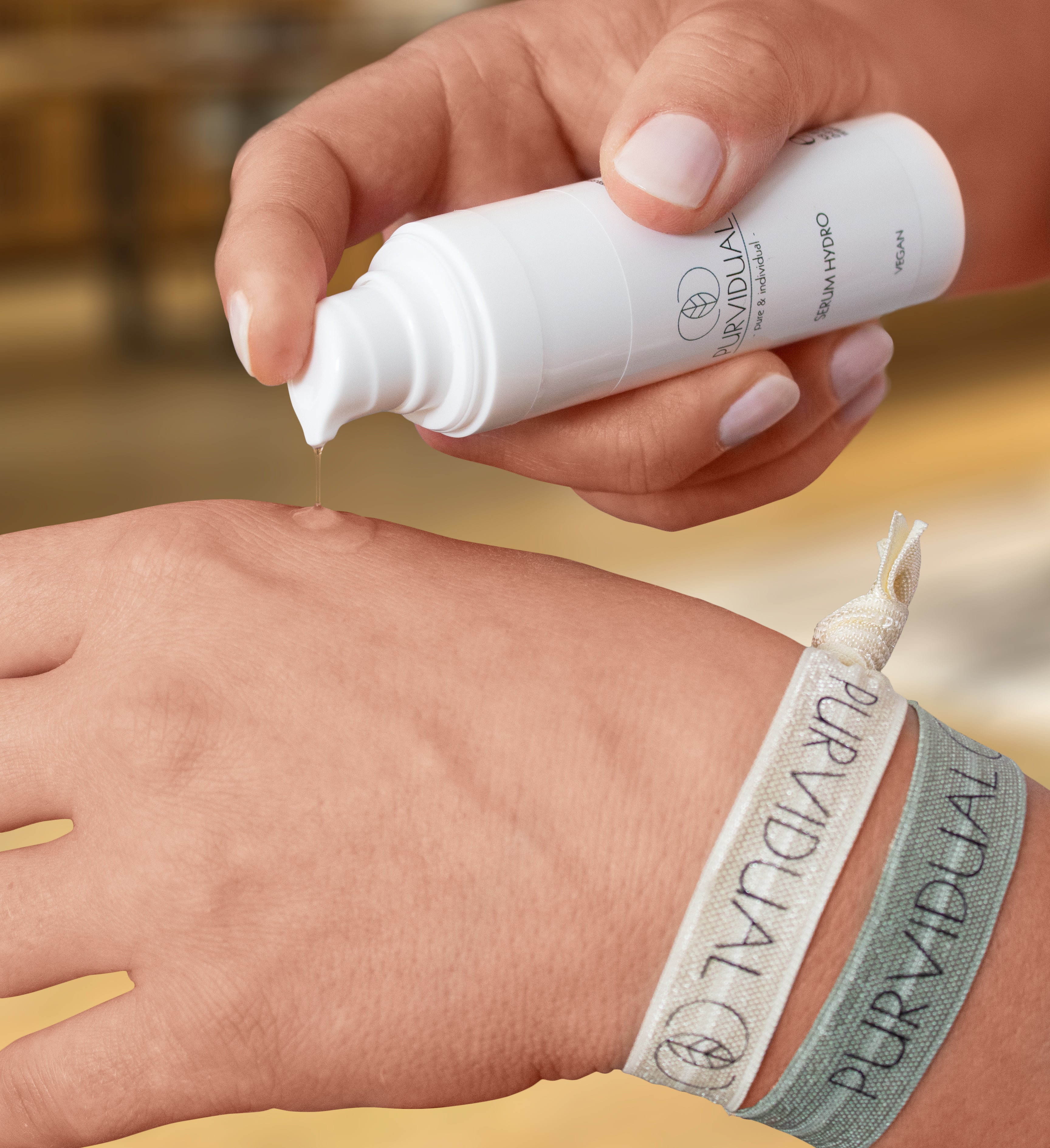 Ein Serum versorgt jeden Hauttypen mit Feuchtigkeit. Anschließend bitte mit der passenden Creme eincremen.