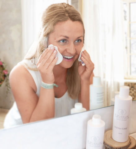 Tonic oder Gesichtswasser klärt die Haut und bereitet sie auf die folgende Pflege vor.