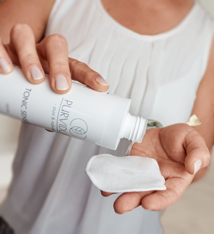 Tonic oder Gesichtswasser klärt die Haut und bereitet sie auf die folgende Pflege vor.